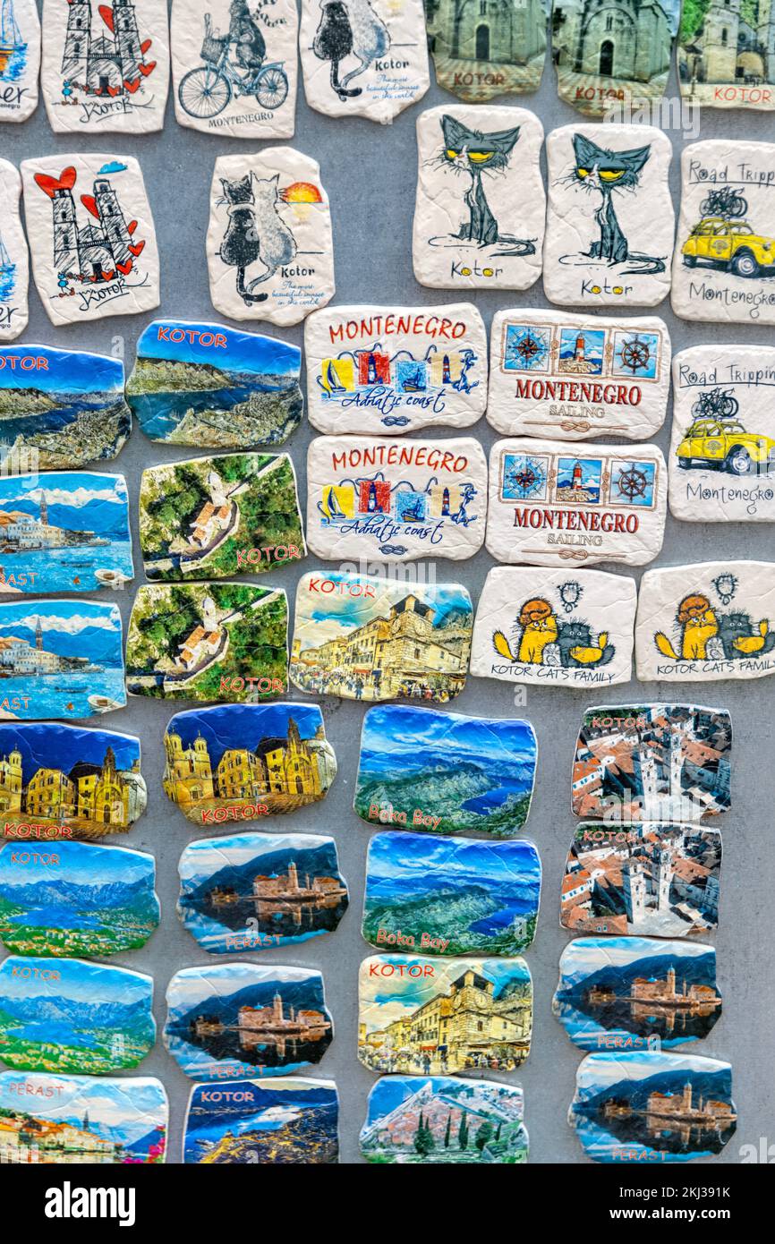 Magneti souvenir in vendita al di fuori del negozio turistico Kotor Old  Town, Montenegro Foto stock - Alamy