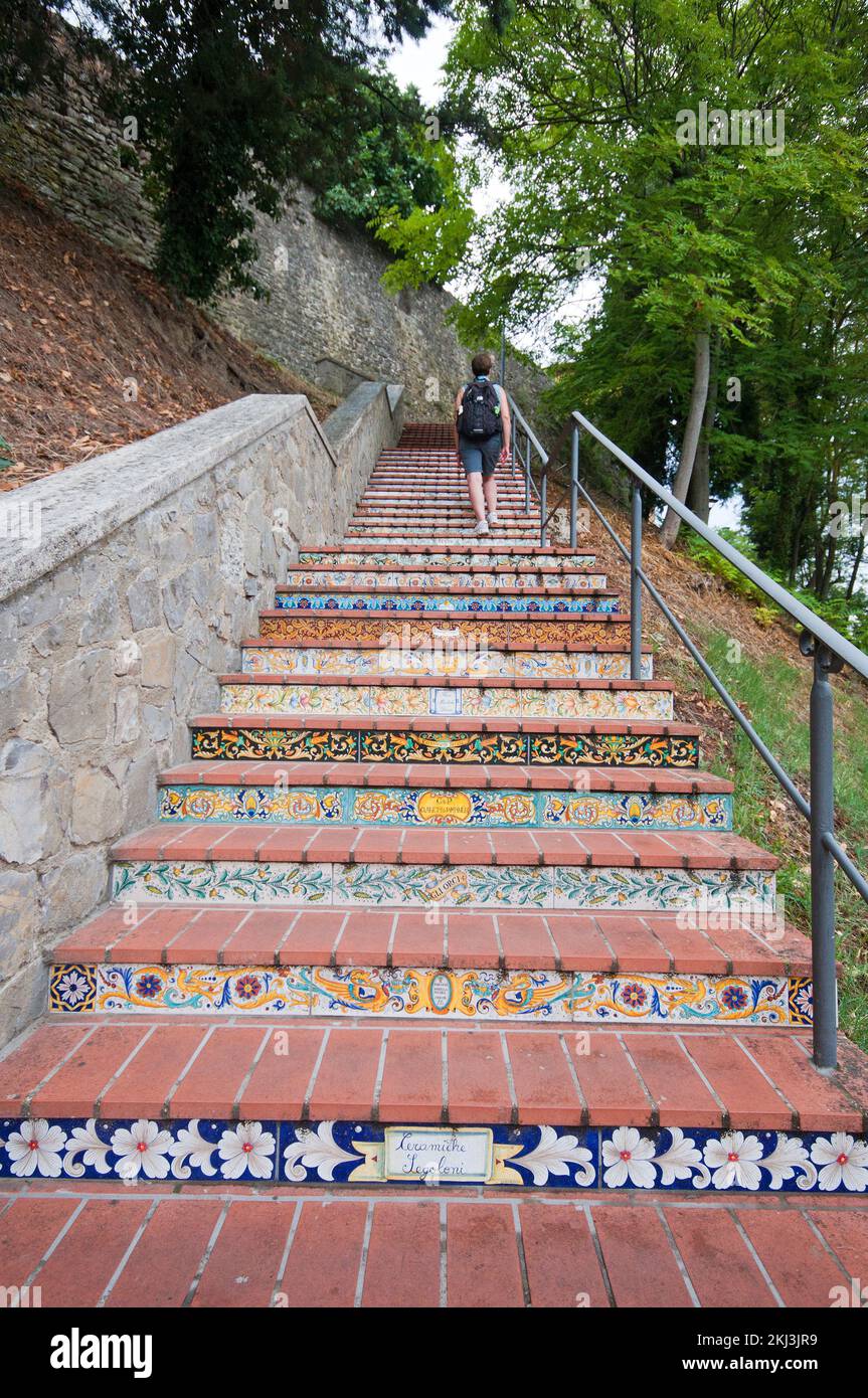 "Scalinata dei vasai" con scalini in ceramica decorati da artigiani locali, Deruta Village, Perugia, Umbria, Italia Foto Stock