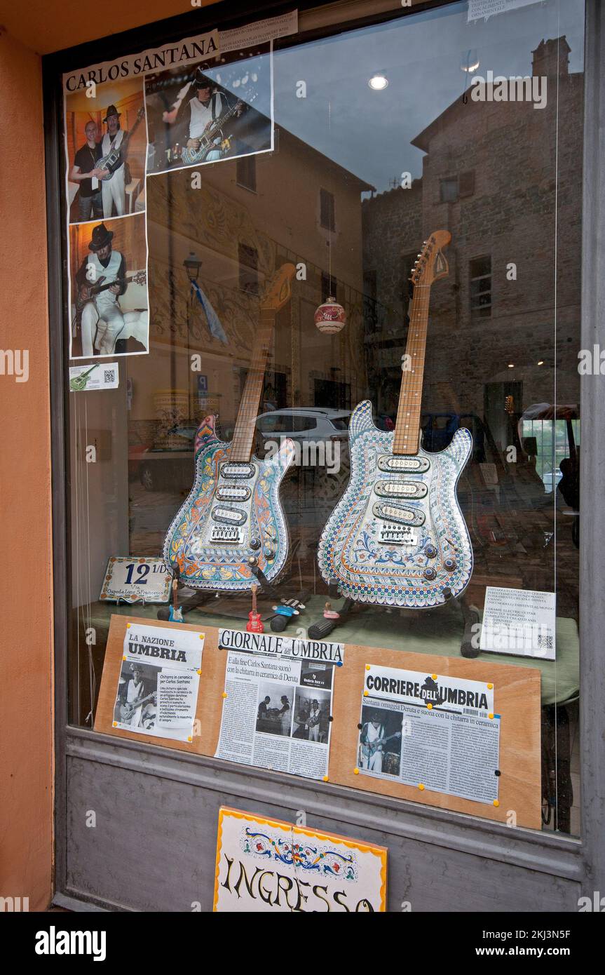 Negozio con chitarre elettriche in ceramica dipinte a mano (di Giovanni Andreani), Deruta Village, Perugia, Umbria, Italia Foto Stock