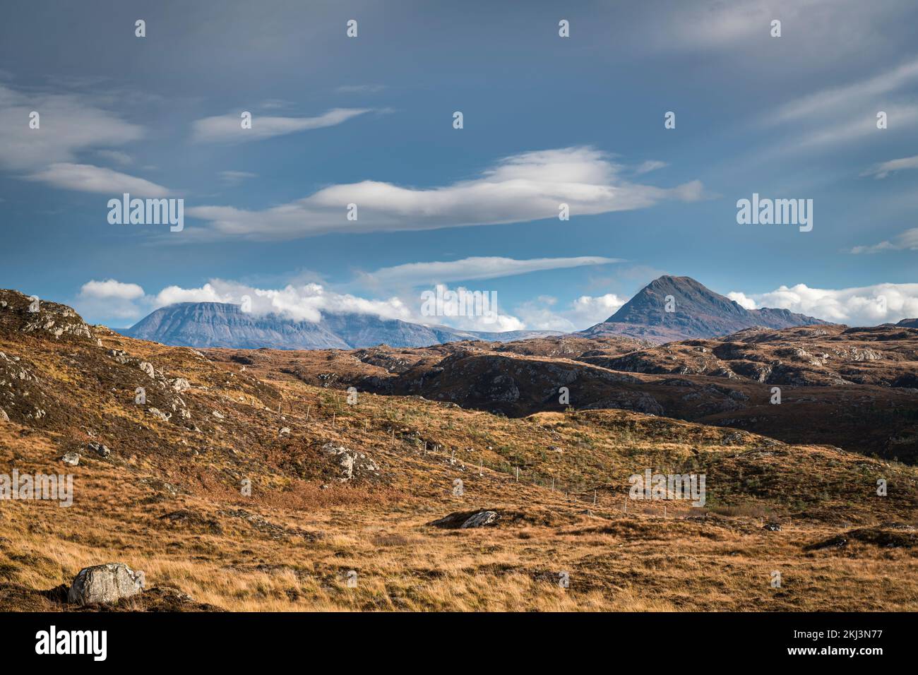 Una luminosa immagine HDR autunnale di Arkle e ben Stack, montagne nel Geopark, Sutherland, Scozia. 26 ottobre 2022 Foto Stock