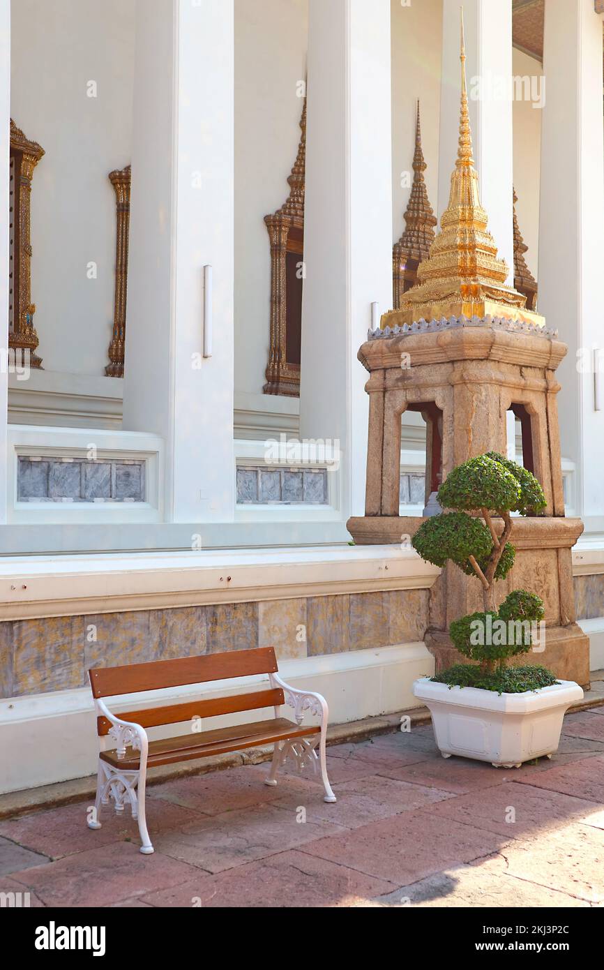 Tranquillo cortile del Tempio del Buddha sdraiato o Wat Pho, luogo di nascita del tradizionale massaggio tailandese, Città Vecchia di Bangkok, Thailandia Foto Stock