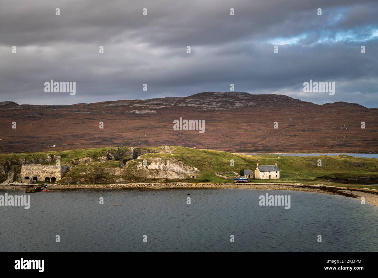 Un'immagine HDR ferma e autunnale della penisola di Ard Neakie con le fornaci di calce, la cava e il traghetto a Loch Eriboll, Sutherland, Scozia. 27 ottobre 2022 Foto Stock