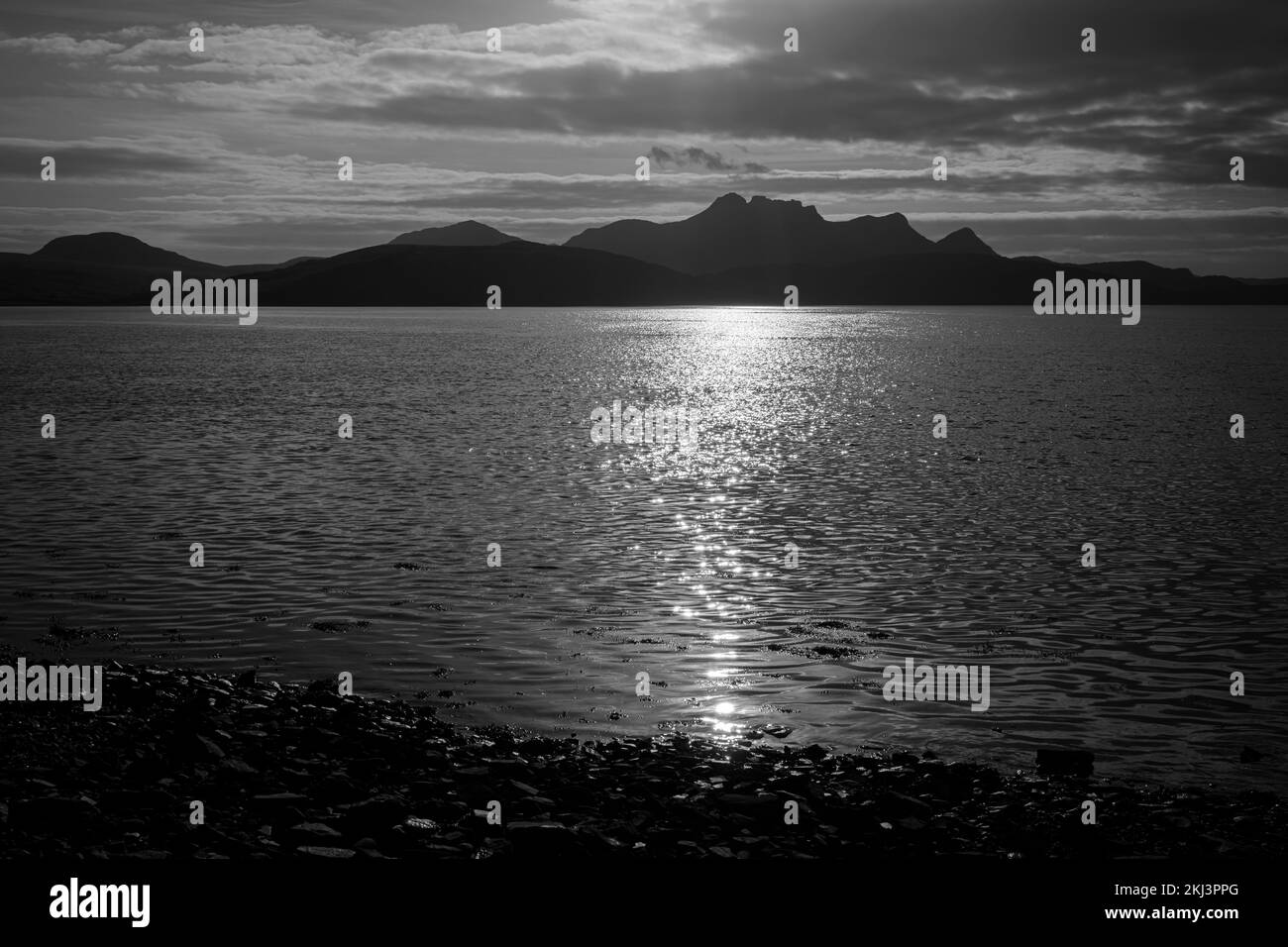 Un'immagine HDR calma e autunnale di ben Loyal e del Kyle of Tongue a Sutherland, Scozia, convertita in un'immagine in bianco e nero. 27 ottobre 2022 Foto Stock