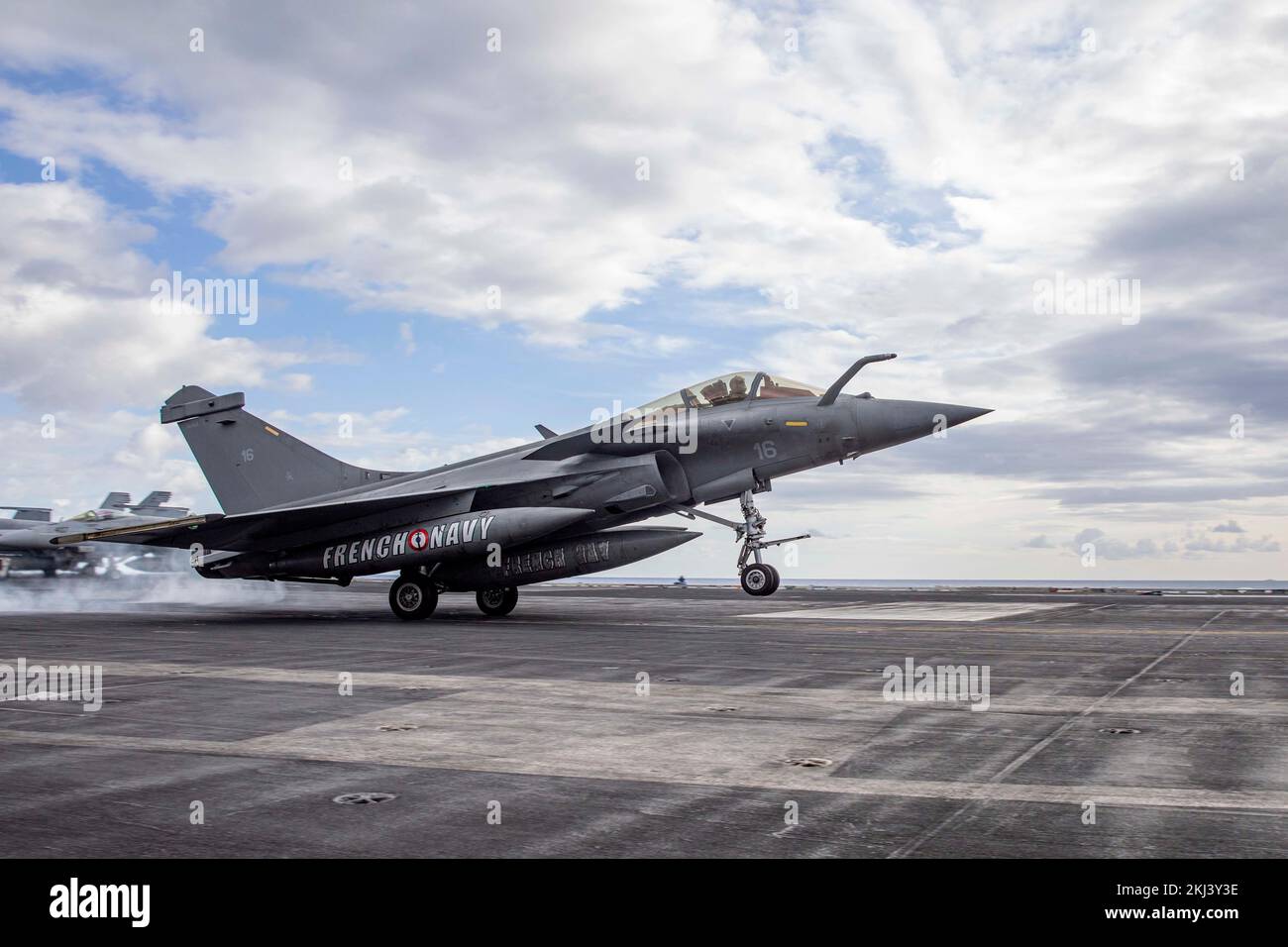 USS George HW Bush, Italia. 23rd Nov 2022. Un jet da combattimento francese Dassault Rafale della Marina effettua un tocco e va sul ponte di volo della portaerei di classe Nimitz USS George H.W. Bush durante le operazioni multi-carrier, 23 novembre 2022 nel Mar Ionio. Credit: MC3 Samuel Wagner/US Navy Photo/Alamy Live News Foto Stock