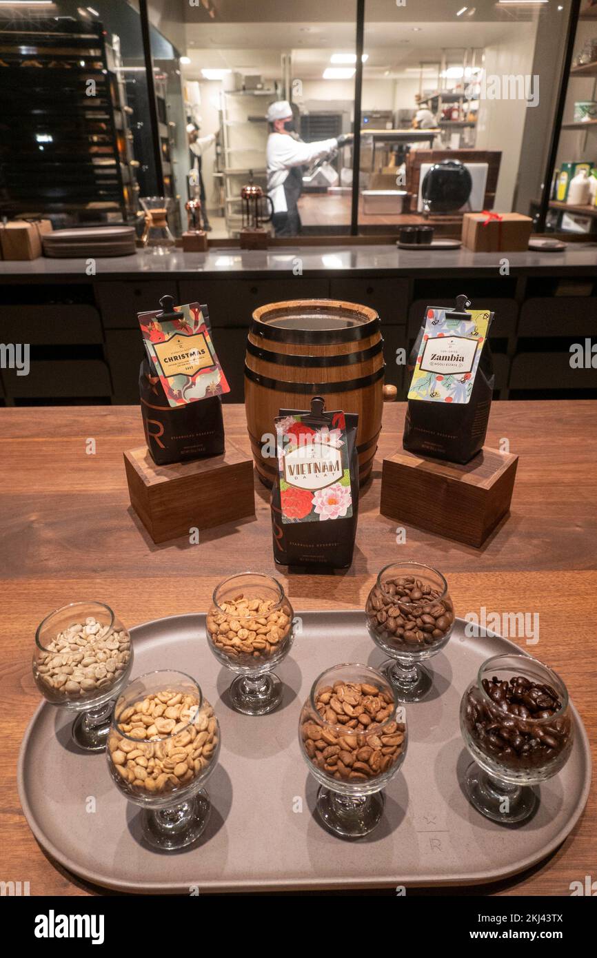 Starbucks Reserve è una caffetteria/ristorante/negozio di articoli da regalo a tre piani che opera nell'Empire state Building, 2022, New York City, USA Foto Stock