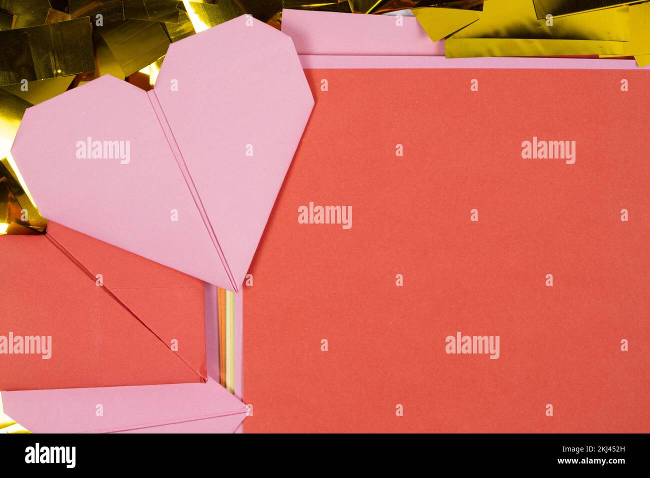 Origami cuori rosa e rosso con foglio di carta posto per il testo, San Valentino Foto Stock