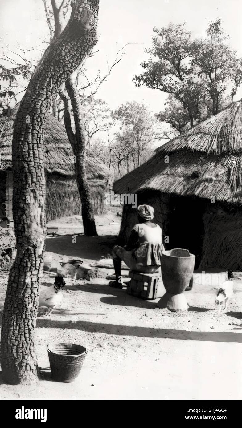 Una donna africana che prepara il cibo in un villaggio rurale vicino a Damongo in Ghana, nel 1959 Foto Stock