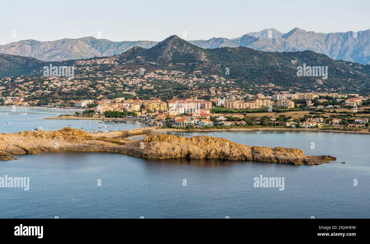 Scenografica vista pomeridiana estiva a Ile Rousse (Isola Rossa), in Corsica, Francia. Foto Stock