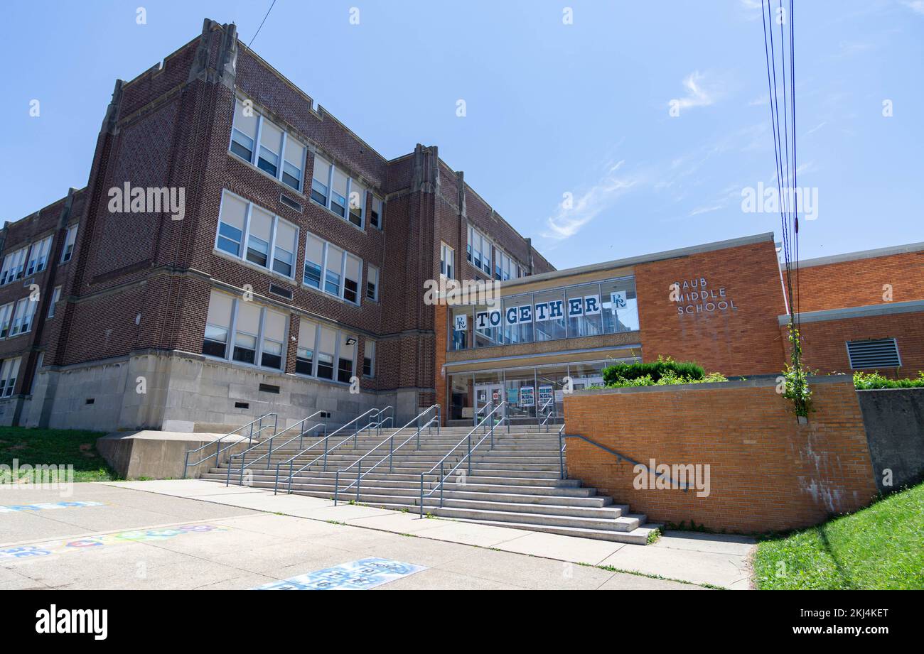 Ad Allentown, PA, l'ingresso alla Raub Middle School è vuoto a metà giugno. Foto Stock