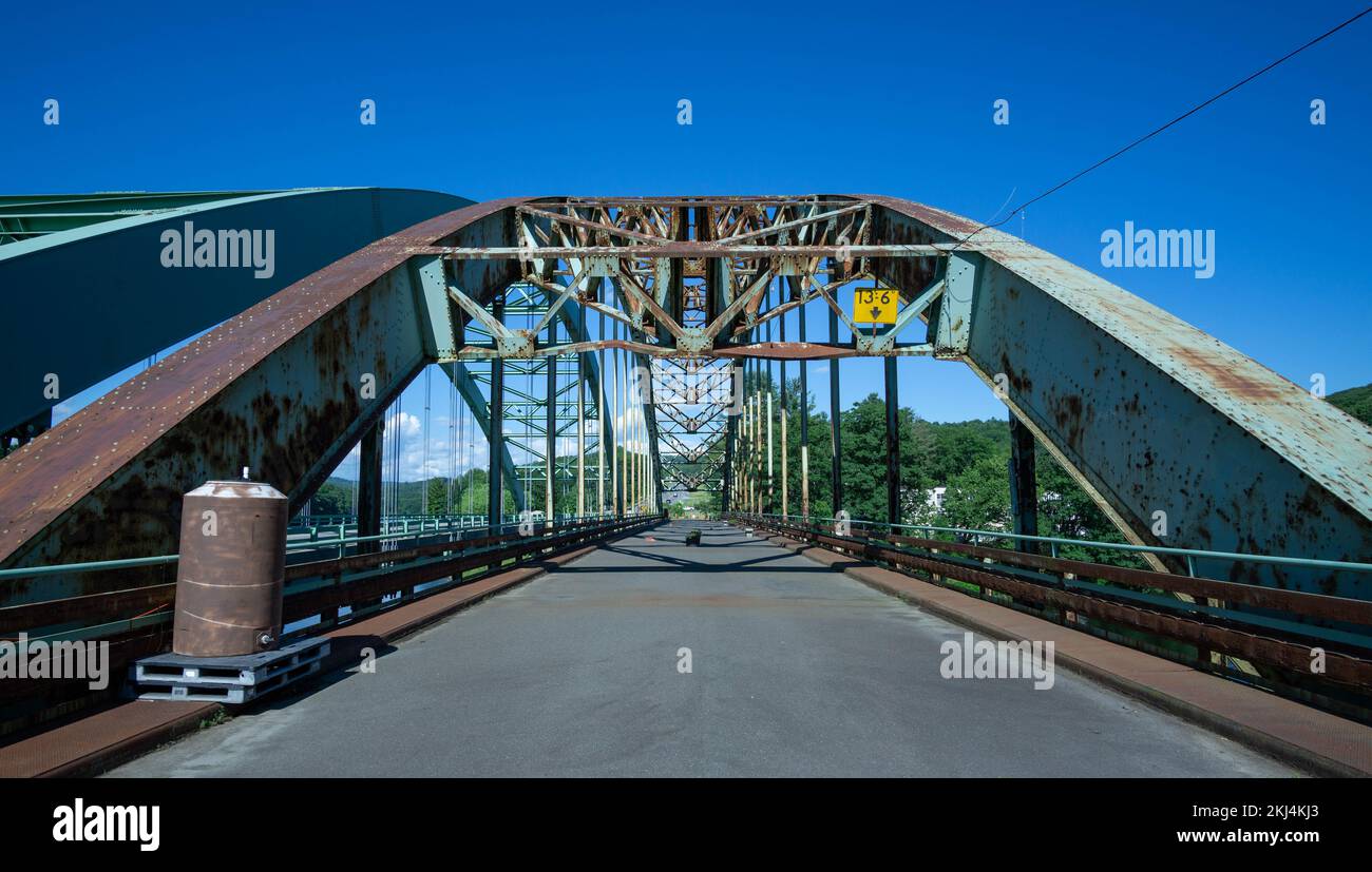 La Justice Harlan Fiske Stone Bride è vista dal lato del Vermont in un caldo pomeriggio estivo. Foto Stock