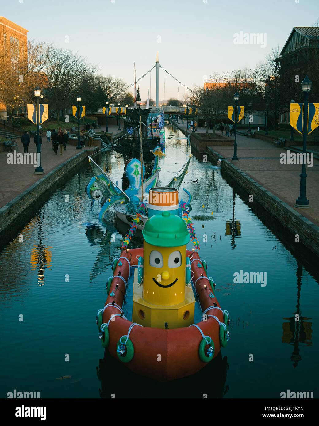 Barche di Natale al Carroll Creek Park, Frederick, Maryland Foto Stock