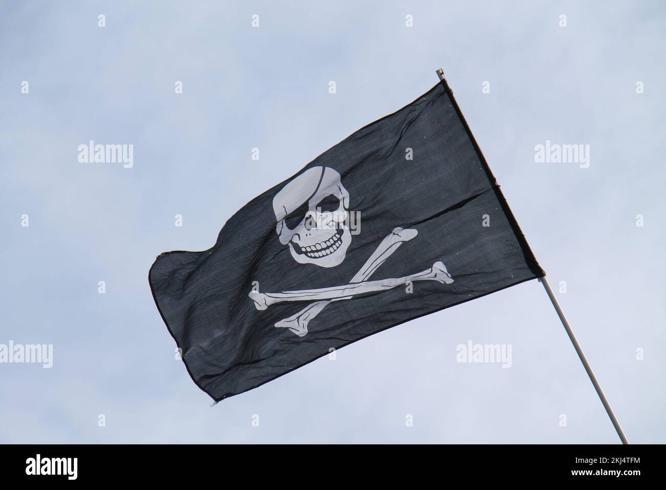 Una bandiera nera e bianca del cranio e del pirata di Crossbones. Foto Stock