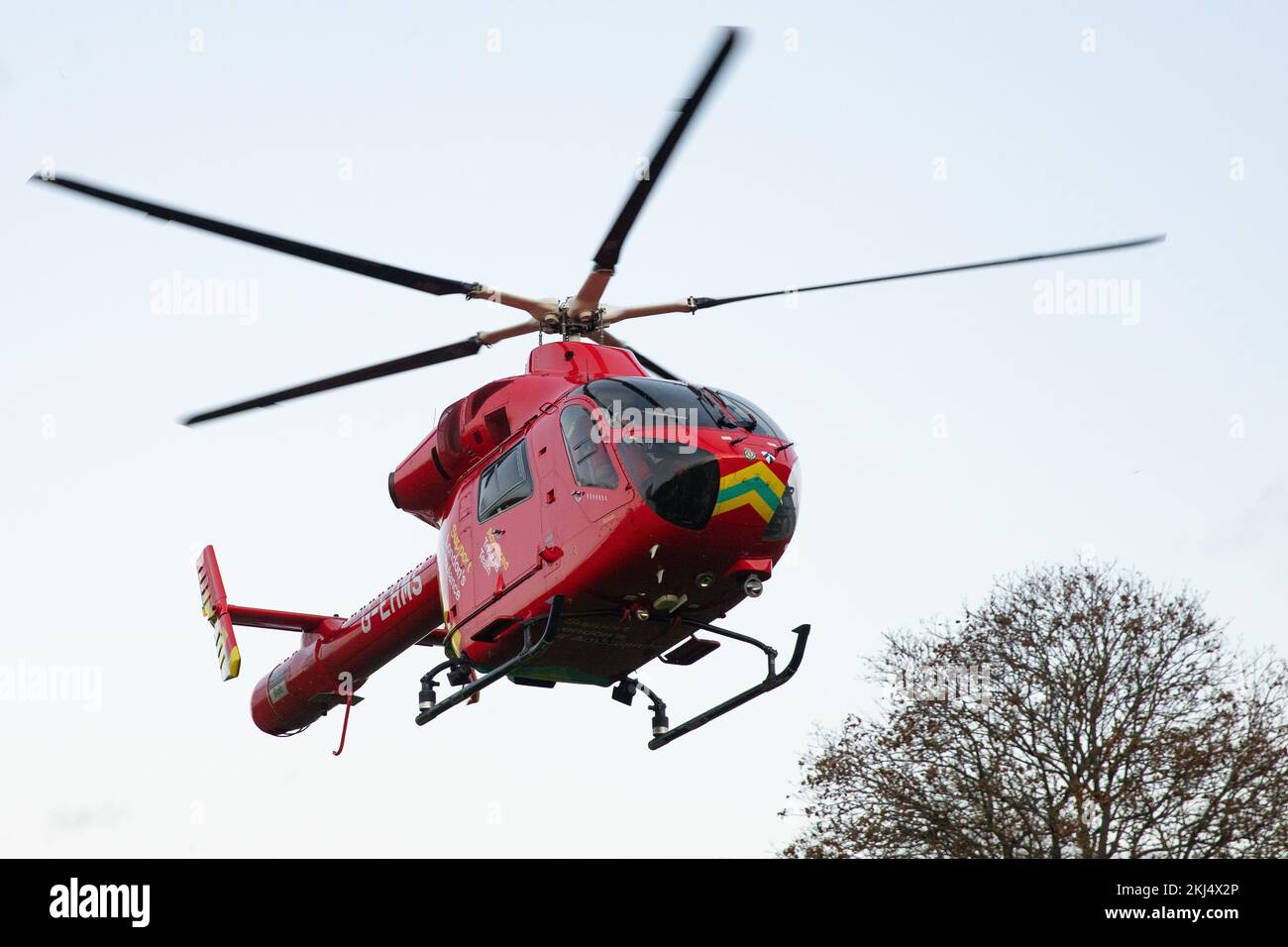 Londra, Regno Unito. 23rd Novembre 2022. Un elicottero London Air Ambulance MD902 Explorer decollo. London Air Ambulance (LAA), un ente di beneficenza che riceve il 89% Foto Stock