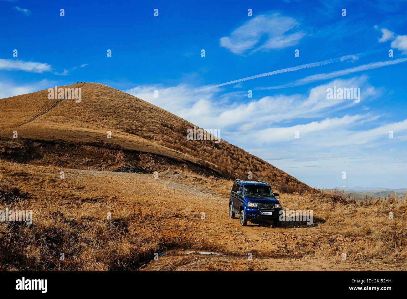Regione di Elbrus, Russia. 2022, 26 ottobre. SUV russo UAZ Patriot o UAZ-3163. Safari estremo di montagna. Gruppo automobilistico Sollers. Prova su strada una nuova auto in montagna. Foto Stock