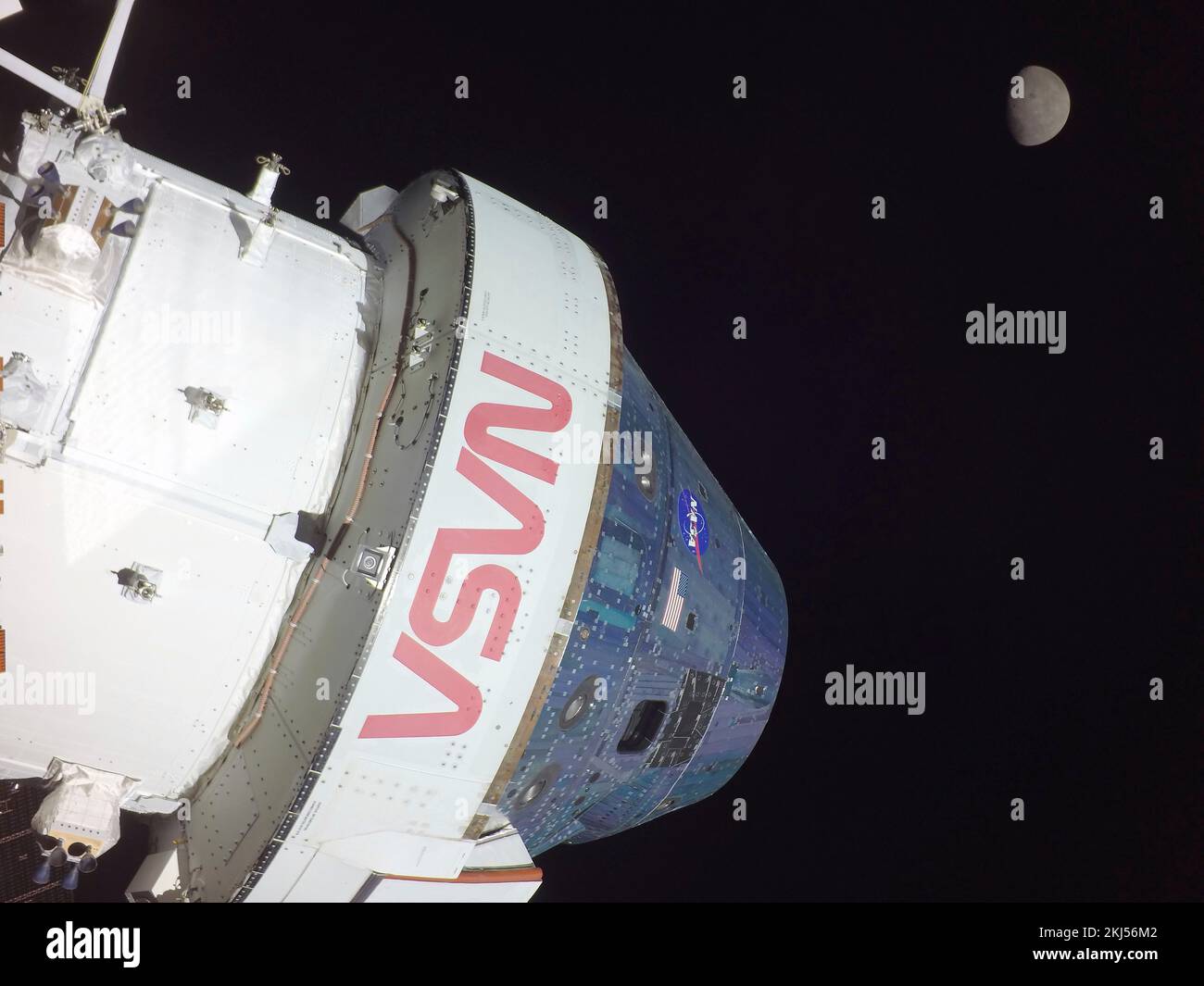Orbita di terra, orbita di terra. 20 Novembre 2022. Selfie della capsula dell'equipaggio Orion con la Luna in alto a destra in posizione per un'orbita lunare, il giorno di volo 5 della missione Artemis i della NASA, 20 novembre 2022, in Earth Orbit. L'immagine è stata catturata da una telecamera sulla punta di una delle schiere solari mentre si avvicinava alla luna. Credit: NASA/NASA/Alamy Live News Foto Stock