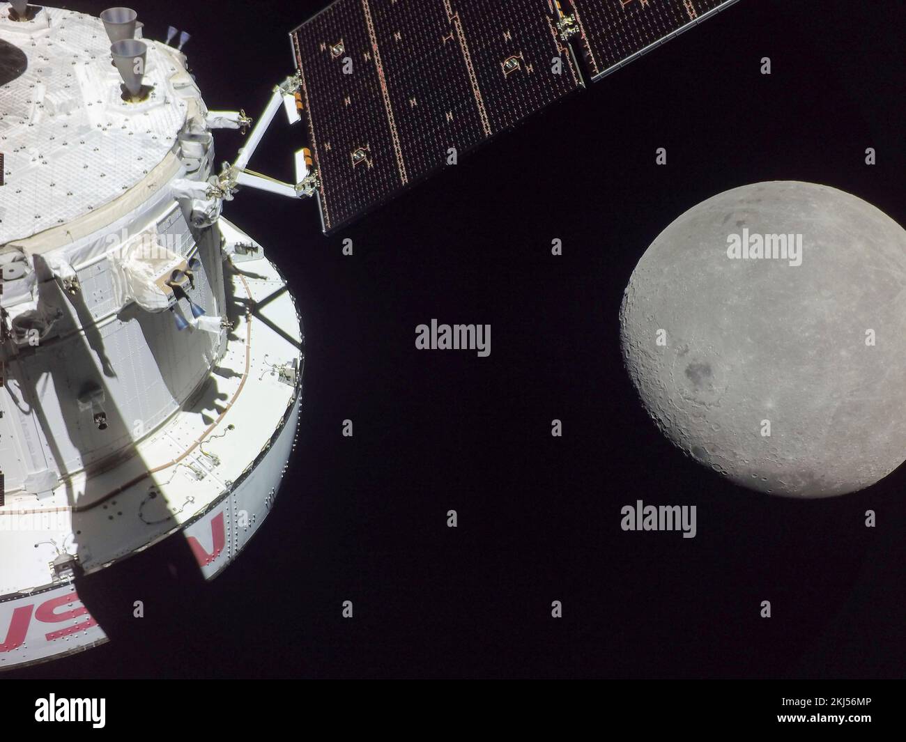 Orbita di terra, orbita di terra. 21 Novembre 2022. Selfie della capsula dell'equipaggio Orion durante l'avvicinamento più vicino alla Luna in basso a destra mentre si posiziona per un flyby lunare, il giorno di volo sei della missione NASA Artemis i, 21 novembre 2022, in Earth Orbit. L'immagine è stata catturata da una telecamera sulla punta di una delle schiere solari mentre si avvicinava alla luna. Credit: NASA/NASA/Alamy Live News Foto Stock