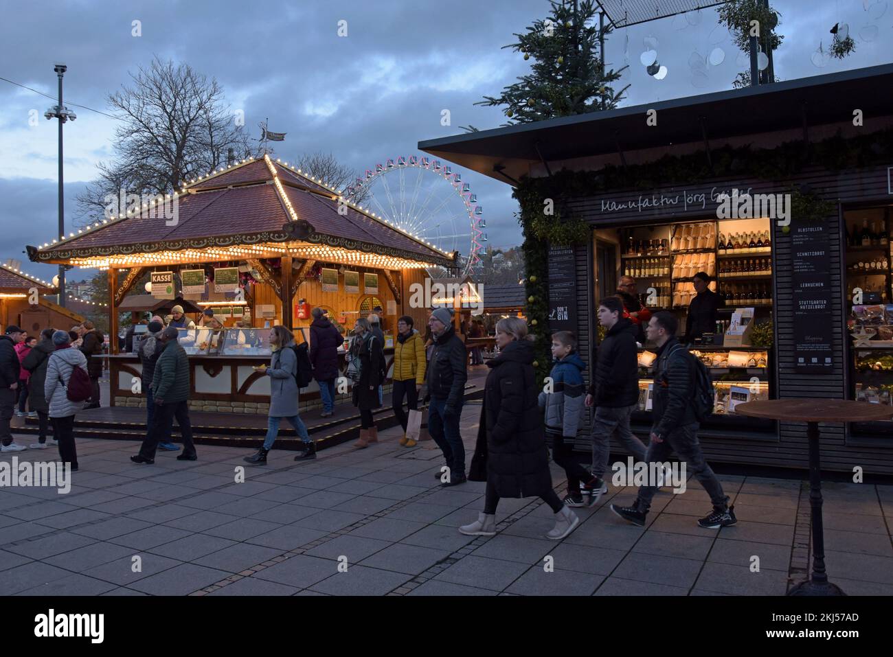 Stoccarda, Germania, 24th novembre 2022. Il mercatino di Natale di Stoccarda è aperto ai visitatori, con 200 bancarelle illuminate e decorate, una fiera e una ferrovia in miniatura. Il mercato è aperto tutti i giorni fino al 23rd dicembre. G.P.Essex/Alamy Live News Foto Stock