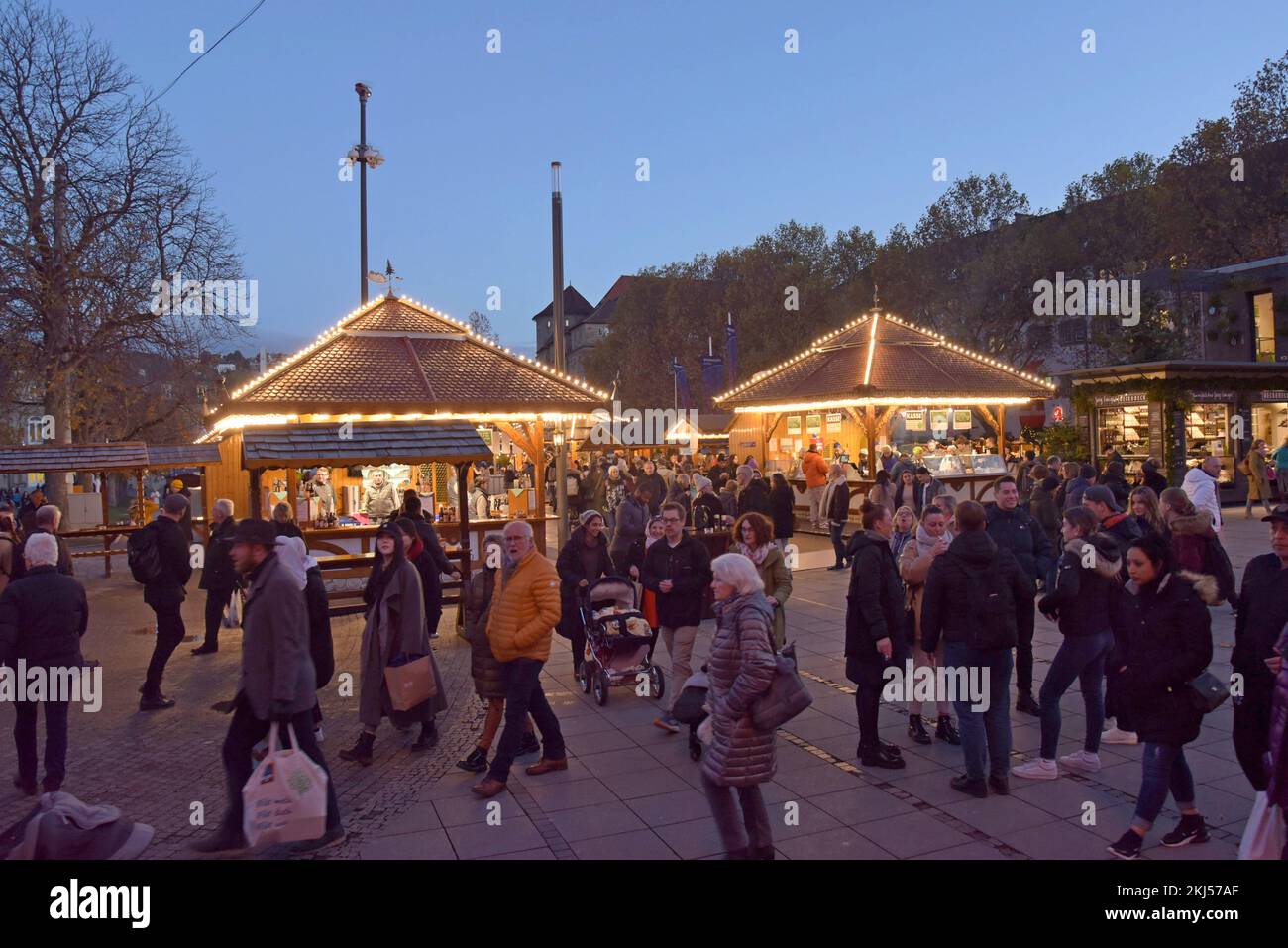 Stoccarda, Germania, 24th novembre 2022. Il mercatino di Natale di Stoccarda è aperto ai visitatori, con 200 bancarelle illuminate e decorate, una fiera e una ferrovia in miniatura. Il mercato è aperto tutti i giorni fino al 23rd dicembre. G.P.Essex/Alamy Live News Foto Stock