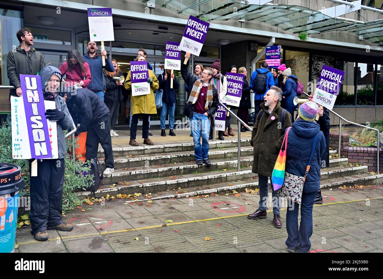 Sciopero ufficiale di Unison di fronte agli edifici dell'Università di Bristol, Regno Unito Foto Stock