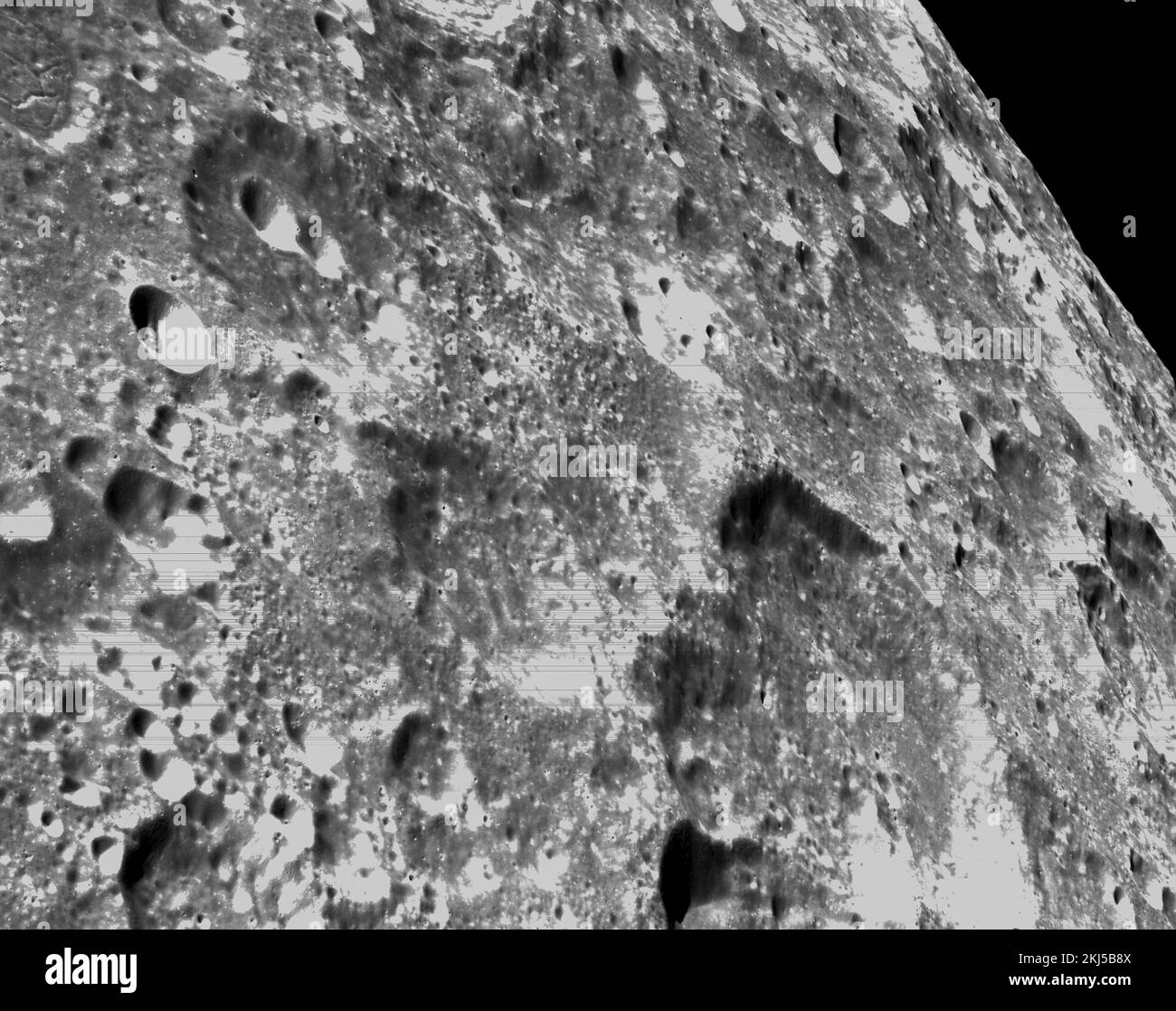Orbita lunare, orbita terrestre. 21 Novembre 2022. Immagini in bianco e nero della superficie lunare che mostrano crateri catturati dalla telecamera di navigazione ottica Orion durante l'avvicinamento più vicino alla Luna il giorno di volo sei della missione NASA Artemis i, 21 novembre 2022, a Lunar Orbit. Credit: NASA/NASA/Alamy Live News Foto Stock