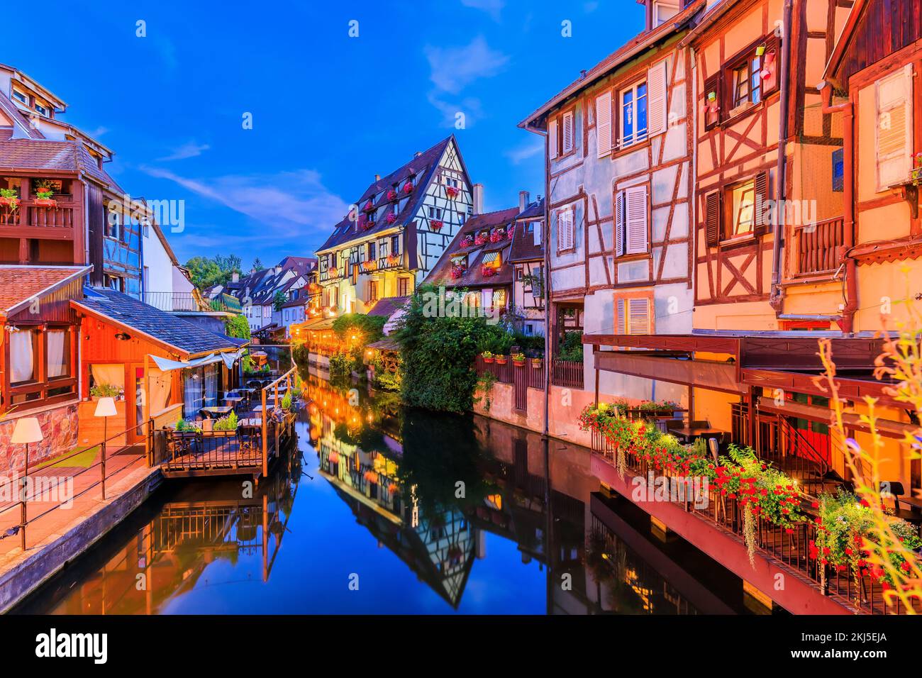 Colmar, Alsazia. Francia. Petite Venezia, canale d'acqua e tradizionali case a graticcio. Foto Stock
