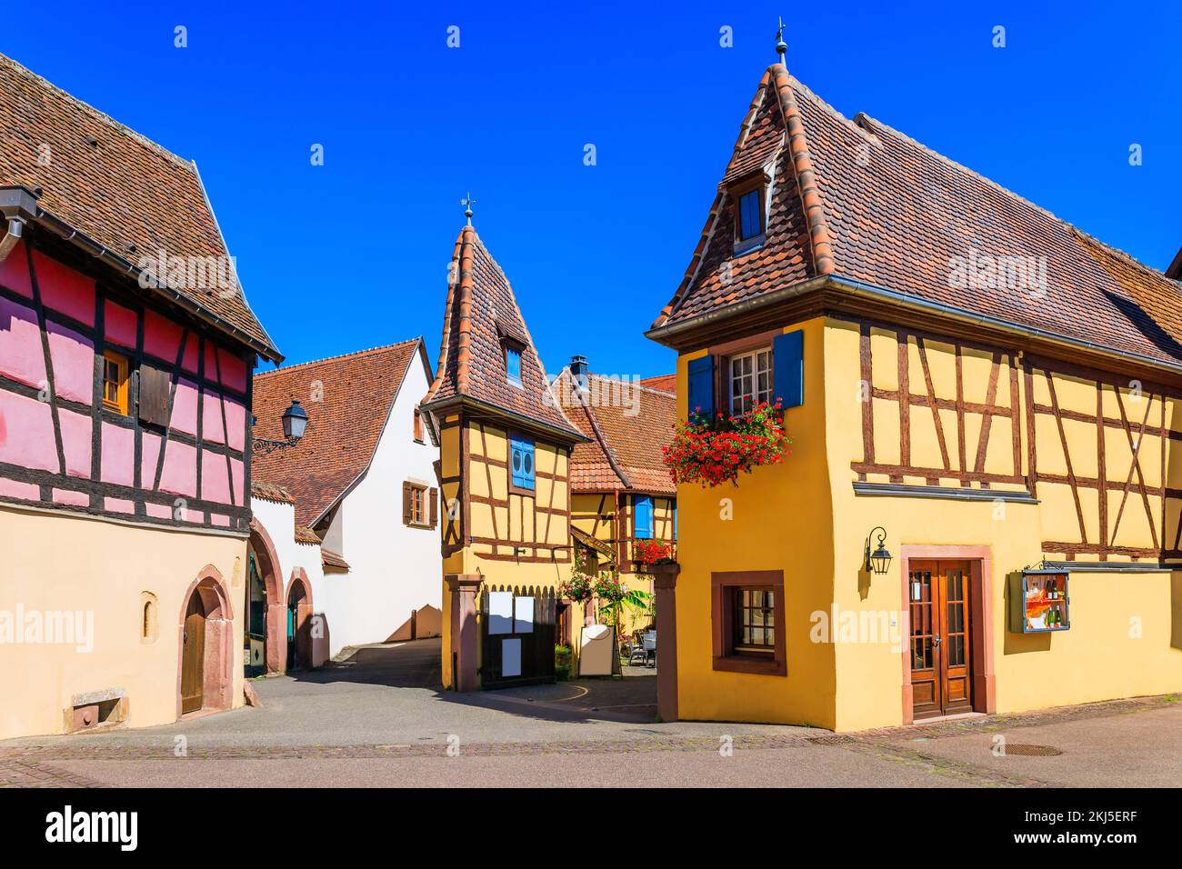 Eguisheim, Alsazia. Francia. Case tradizionali a graticcio. Foto Stock