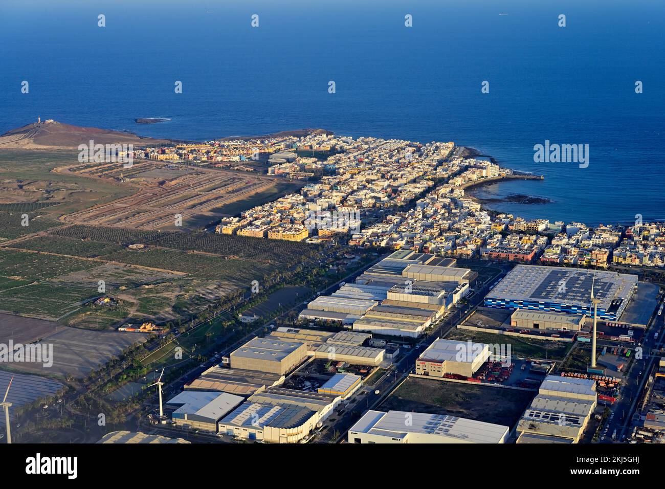 Veduta aerea di Arinaga sulla costa atlantica, Las Palmas, Gran Canaria, Spagna, oceano Atlantico. Con unità industriali interne da abitazioni residenziali e. Foto Stock
