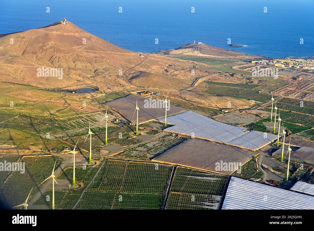 Veduta aerea di Arinaga sulla costa atlantica, Las Palmas, Gran Canaria, Spagna, oceano Atlantico. Con mulini a vento, campi agricoli e coperture. Foto Stock