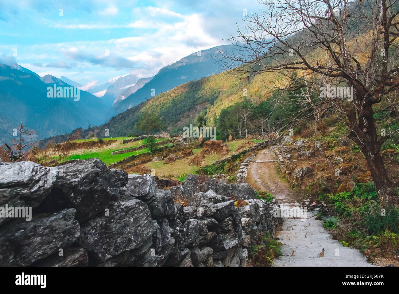 Namchebazar, Valle di Khumjung e Himalaya di Everest base Camp Trekking a Solukhumbu, Nepal con le bandiere e la ruota di preghiera buddista Foto Stock