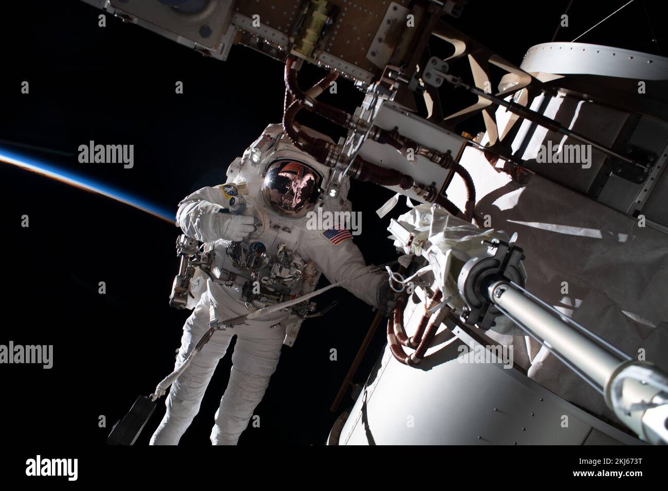 Stazione spaziale Internazionale, Earth Orbit. 15 Novembre 2022. Astronauta della NASA e spedizione 68 ingegnere di volo Frank Rubio durante un varco fuori dalla Stazione spaziale Internazionale, 15 novembre 2022 in orbita terrestre. Il 7 ore e 11 minuti di spazio per assemblare una staffa di montaggio è stato il primo per Rubio e il collega astronauta Josh Cassada. Credit: Josh Cassada/NASA/Alamy Live News Foto Stock