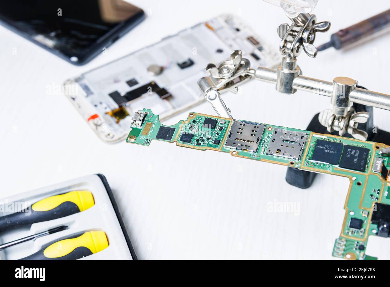 Riparazione della piastra del telefono cellulare. Interno dello smartphone Foto Stock