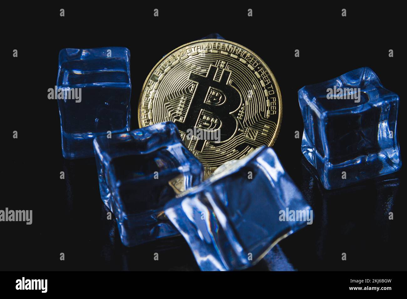 Moneta di ghiaccio e bitcoin. Congelamento dei conti di criptovaluta. Moneta bitcoin congelata.. Foto Stock