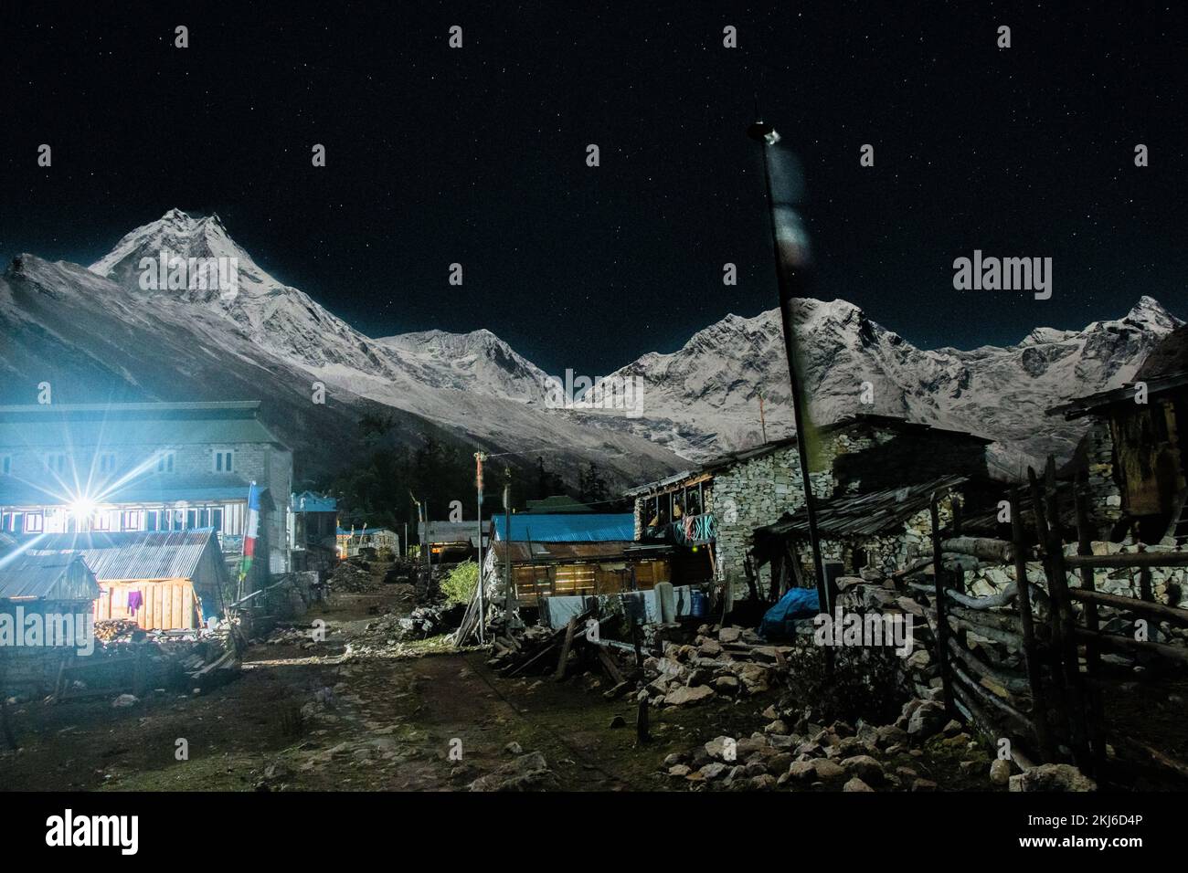 Il Monte Manaslu e la sua gamma Notturno View Shot da Shyala Village durante il Manaslu Circuit Trek Foto Stock