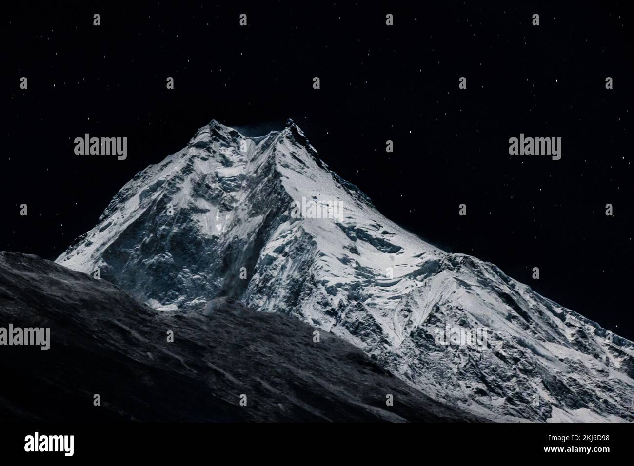 Il Monte Manaslu e la sua gamma Notturno View Shot da Shyala Village durante il Manaslu Circuit Trek Foto Stock