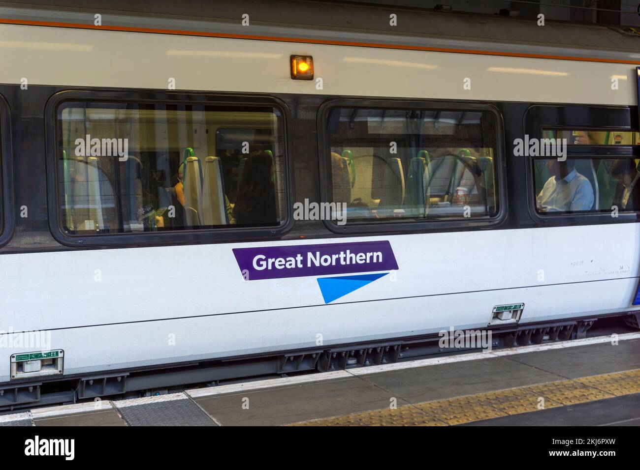 Un treno passeggeri Great Northern presso un binario della stazione. Foto Stock