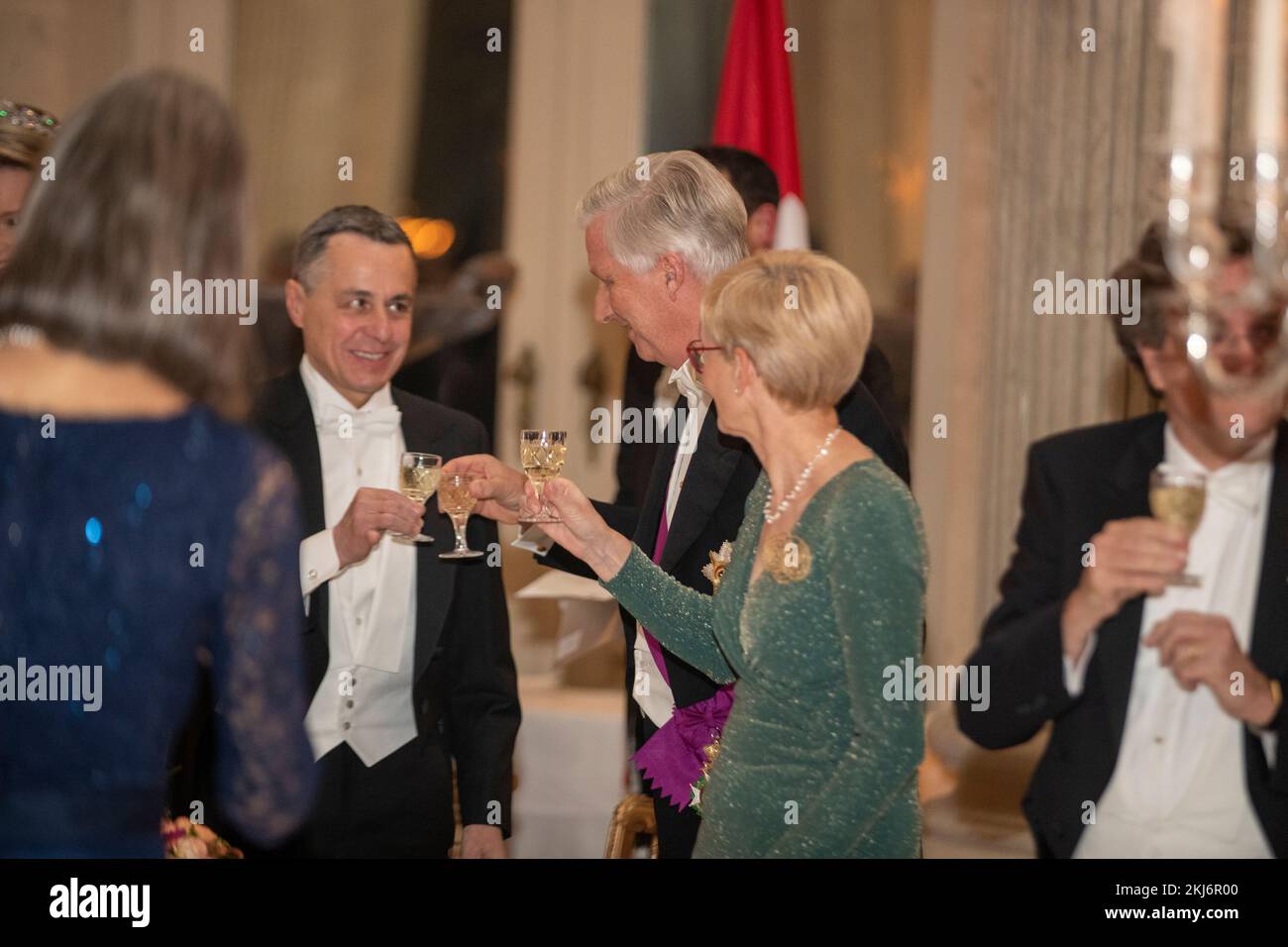 Il presidente della Svizzera Ignazio Cassis, il re Philippe - Filip del Belgio e la moglie del presidente della Svizzera Paola Rodoni Cassis hanno fatto un'immagine durante un banchetto di Stato al Palazzo durante una visita ufficiale di Stato del presidente della Confederazione svizzera, giovedì 24 novembre 2022, a Bruxelles. FOTO DI BELGA NICOLAS MAETERLINCK Foto Stock