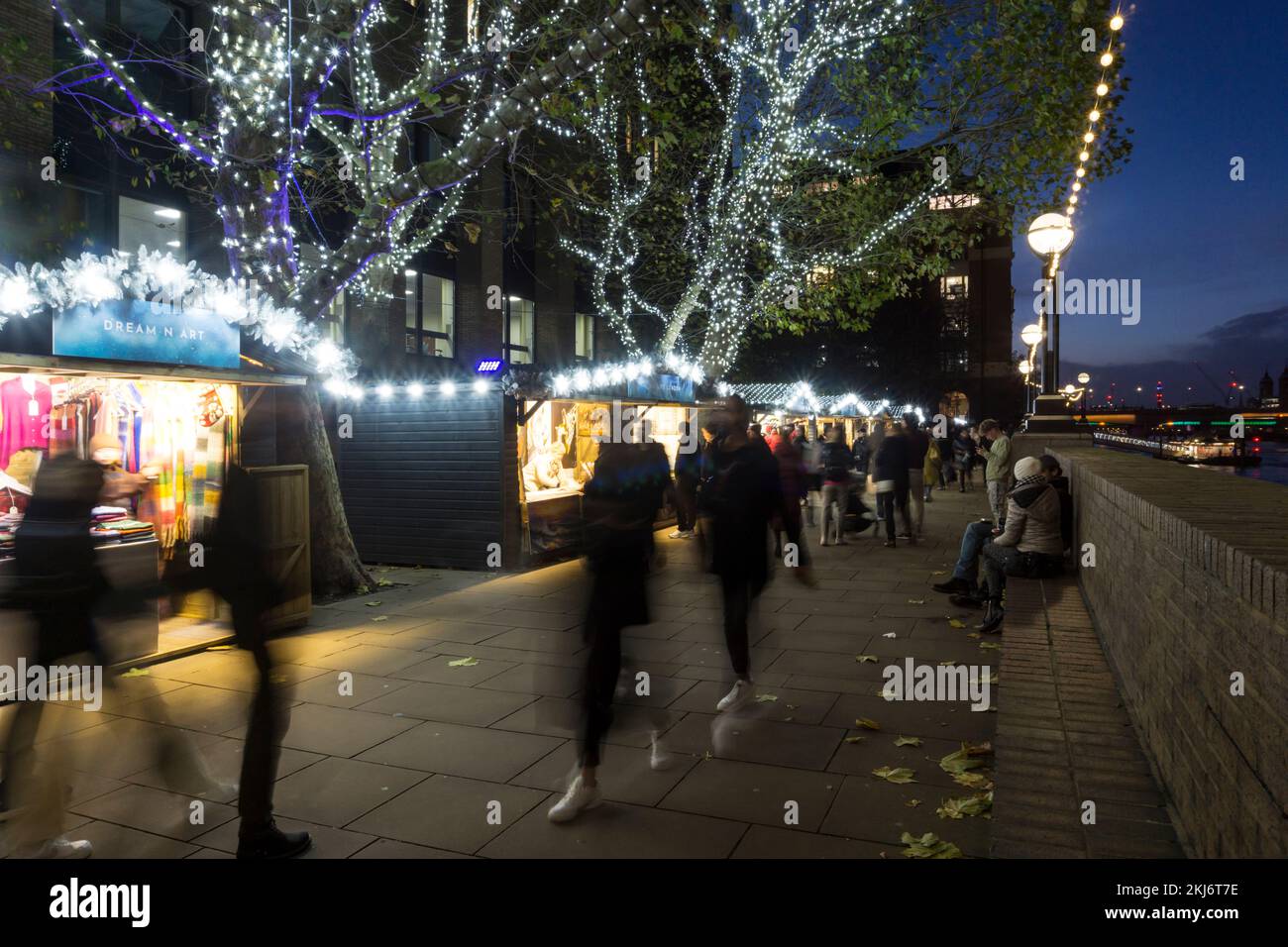 Natale al mercatino di Natale sul fiume a London Bridge City. Foto Stock