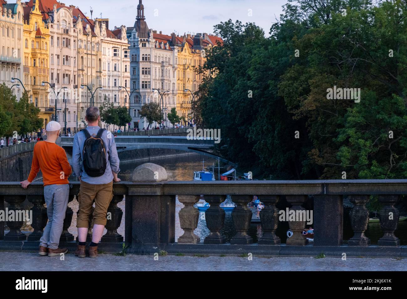 Praga, Repubblica Ceca - 4 settembre 2022: Due uomini che guardano la vista dal Ponte della Legione Foto Stock