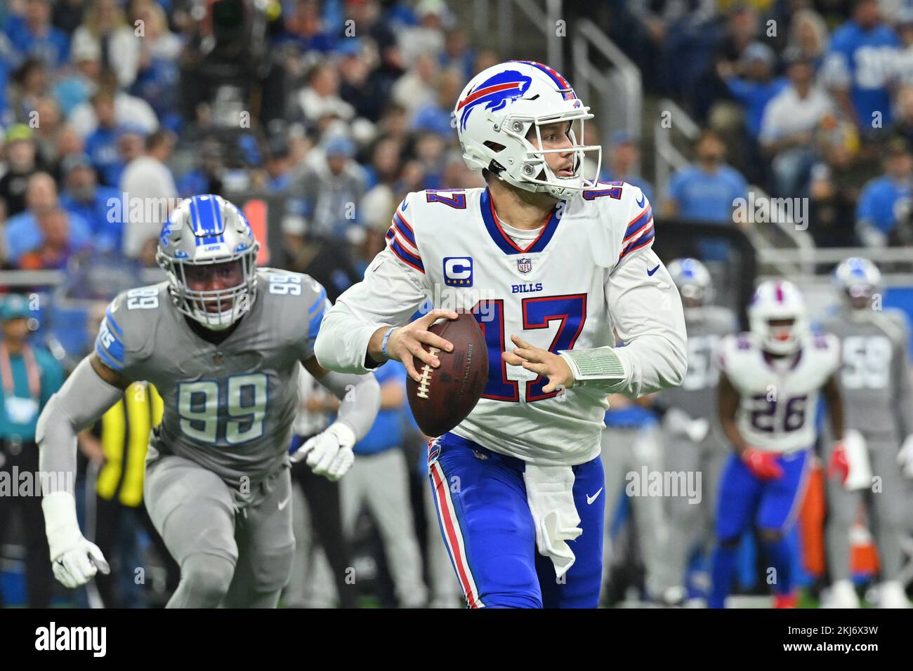 DETROIT, MI - 24 NOVEMBRE: Buffalo Bills QB Josh Allen (17) è inseguito fuori dalla tasca da Detroit Lions Linebacker (99) Julian Okwara durante il gioco tra Buffalo Bills e Detroit Lions il 24 novembre 2022 a Detroit, MI (Foto di Allan Dranberg/CSM) credito: CAL Sport Media/Alamy Live News Foto Stock