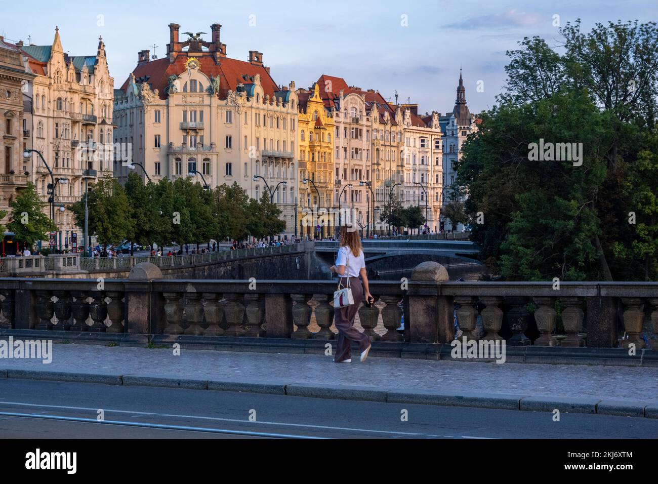Praga, Repubblica Ceca - 4 settembre 2022: Donna che cammina sul Ponte della Legione Foto Stock