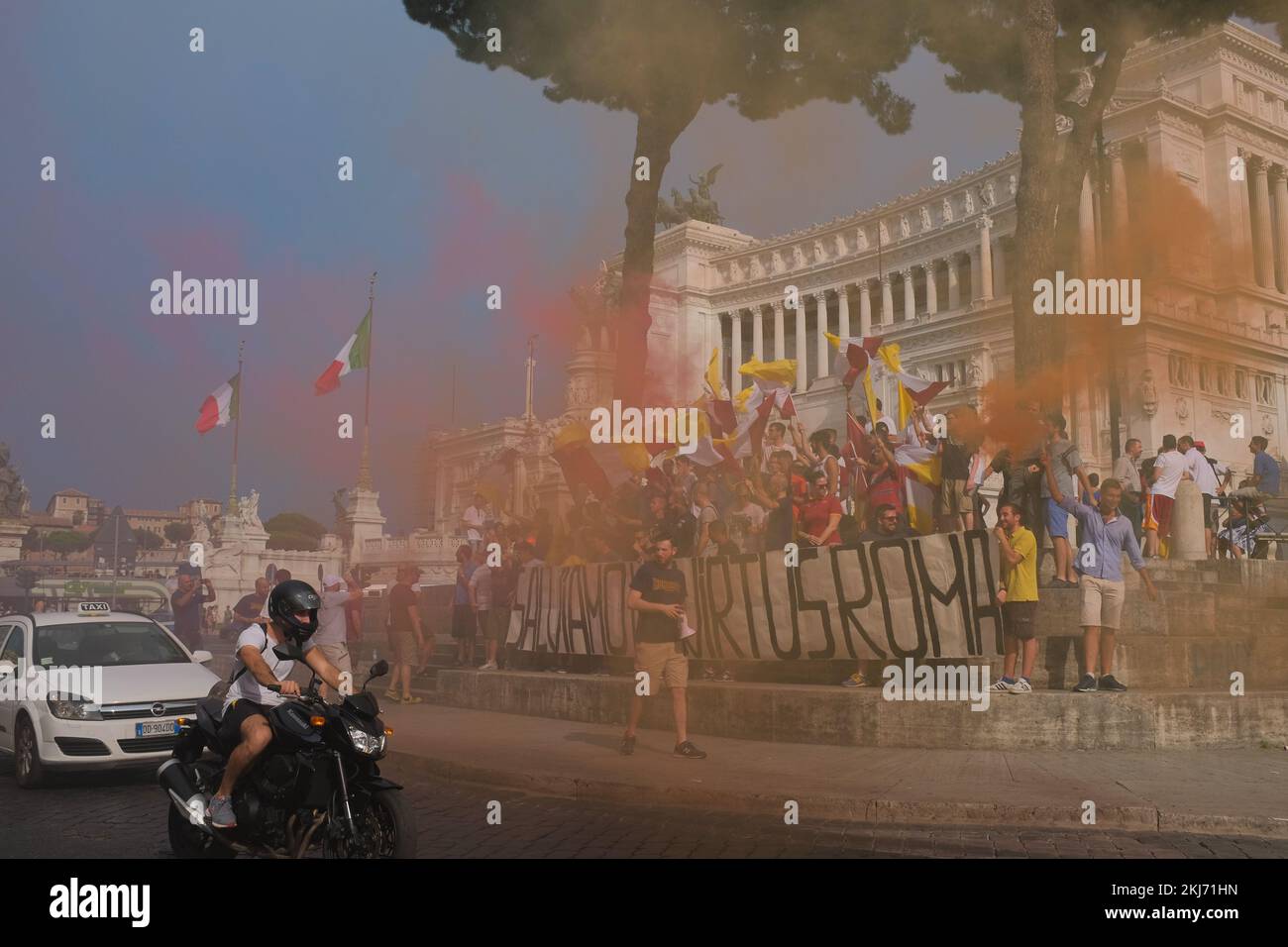 Gruppo di manifestanti con bombe fumanti e spettatori fuori dall'altare della Patria o dal Monumento Nazionale a Vittorio Emanuele II a Roma. Foto Stock