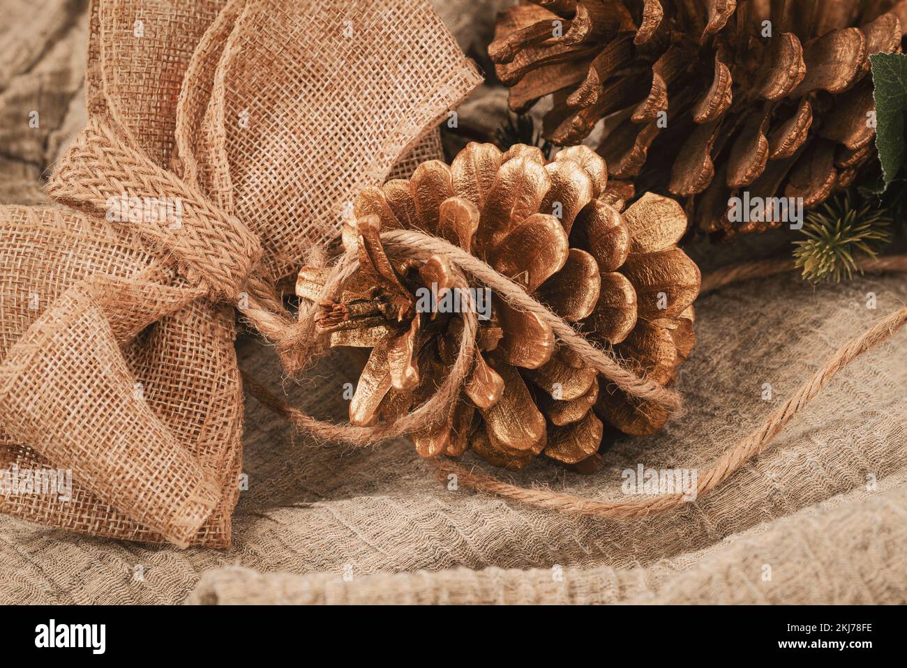 Zero spreco Natale concetto. Coni in abete e decorazioni in iuta, materiali naturali. Vacanza, concetto eco-friendly Foto Stock