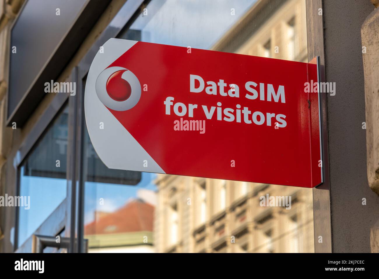 Praga, Repubblica Ceca - 4 settembre 2022: Vodafone segno per scheda SIM dati al di fuori di un negozio al dettaglio Foto Stock