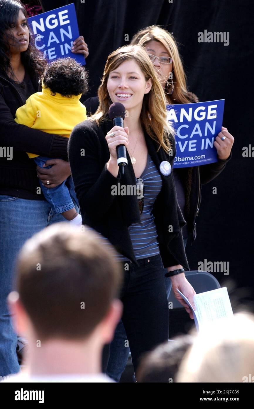 11 ottobre 2008 - Las Vegas, Nevada, Stati Uniti - Jessica Biel parla sul palco durante un rally Barack Obama al Clark County Government Center Sabato, 11 ottobre 2008, a Las Vegas. Biel ha dato il suo sostegno al candidato democratico alla presidenza. (Credit Image: © David Becker/ZUMA Press Wire) Foto Stock