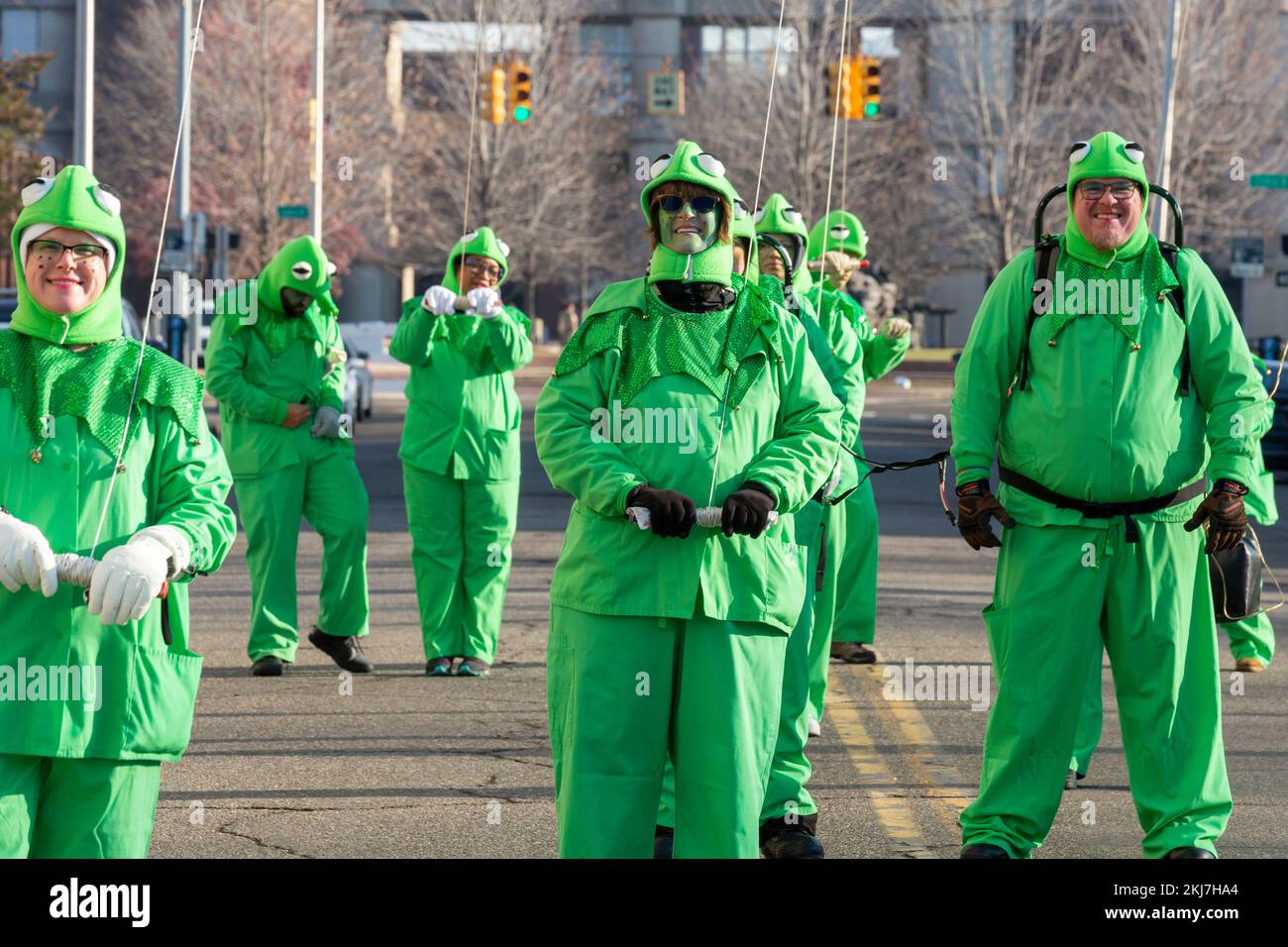 Detroit, Michigan, Stati Uniti. 24th Nov 2022. Kermit The Frog balloon handlers alla sfilata del giorno del Ringraziamento di Detroit, ufficialmente la sfilata americana del Ringraziamento. Credit: Jim West/Alamy Live News Foto Stock