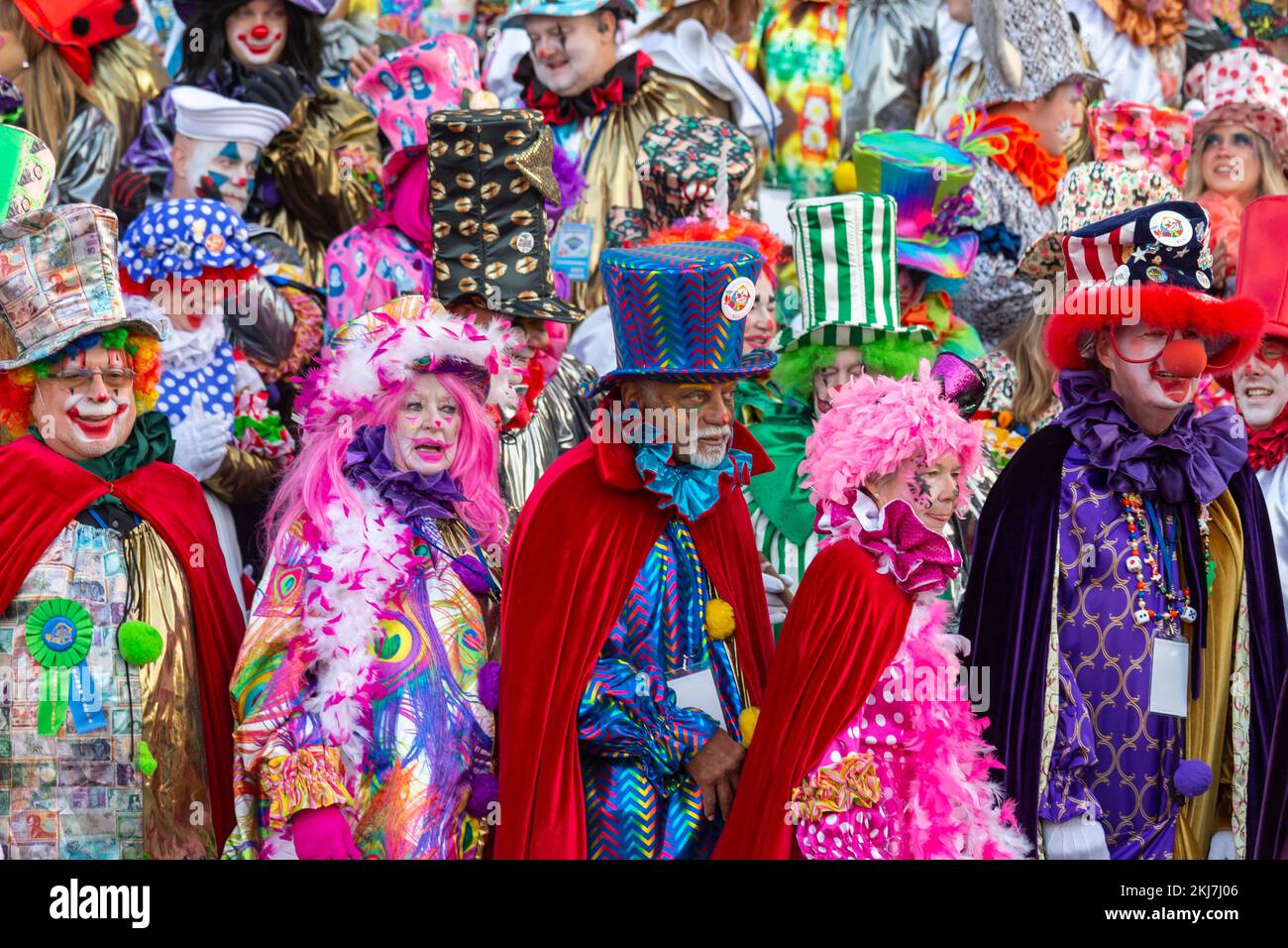 Detroit, Michigan, Stati Uniti. 24th Nov 2022. I clown posano per una foto prima della sfilata del giorno del Ringraziamento di Detroit, ufficialmente la sfilata americana del Ringraziamento. Credit: Jim West/Alamy Live News Foto Stock