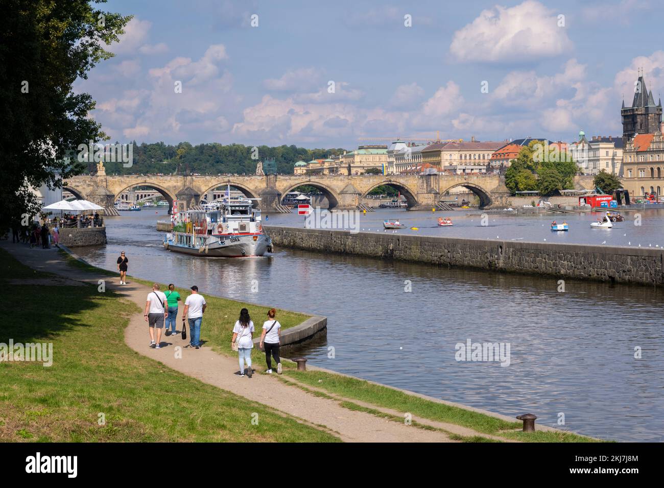 Praga, Repubblica Ceca - 4 settembre 2022: Ponte Carlo e fiume Moldava Foto Stock