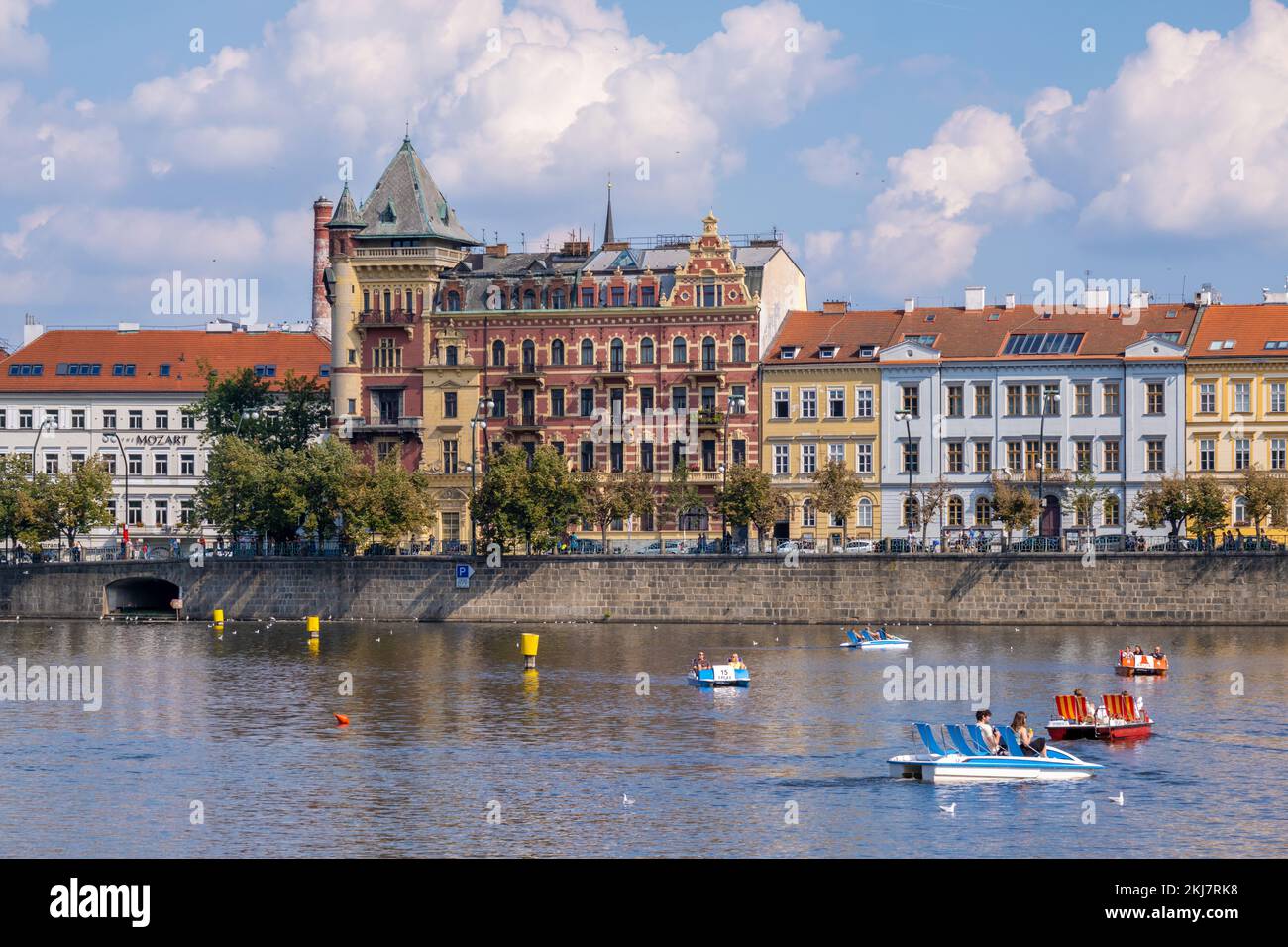 Praga, Repubblica Ceca - 4 settembre 2022: Edifici tradizionali sulle rive del fiume Moldava Foto Stock