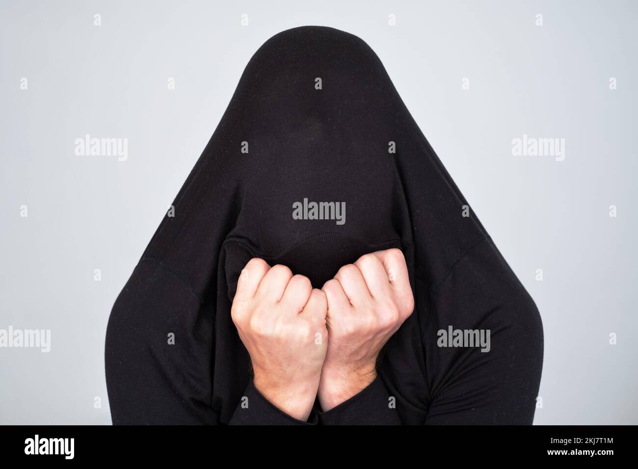Silhouette maschile che si infrange attraverso il tessuto. Lotta e concetto di demone interiore. Foto Stock Silhouette maschile che si infrange attraverso il tessuto. Lotta e concetto di demone interiore. Foto Stock