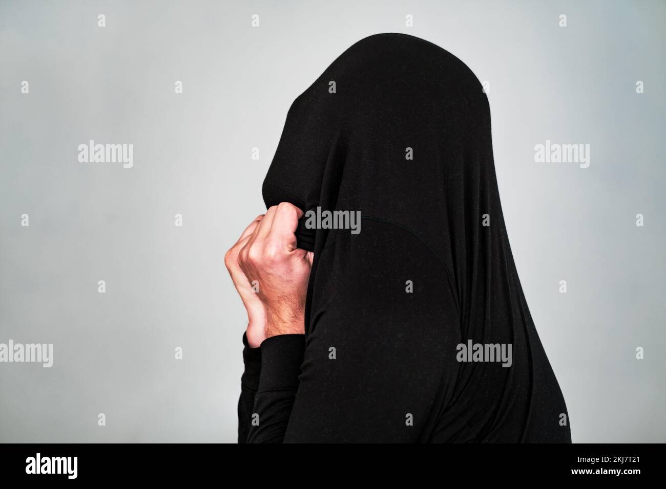 Silhouette maschile che si infrange attraverso il tessuto. Lotta e concetto di demone interiore. Foto Stock Silhouette maschile che si infrange attraverso il tessuto. Lotta e concetto di demone interiore. Foto Stock